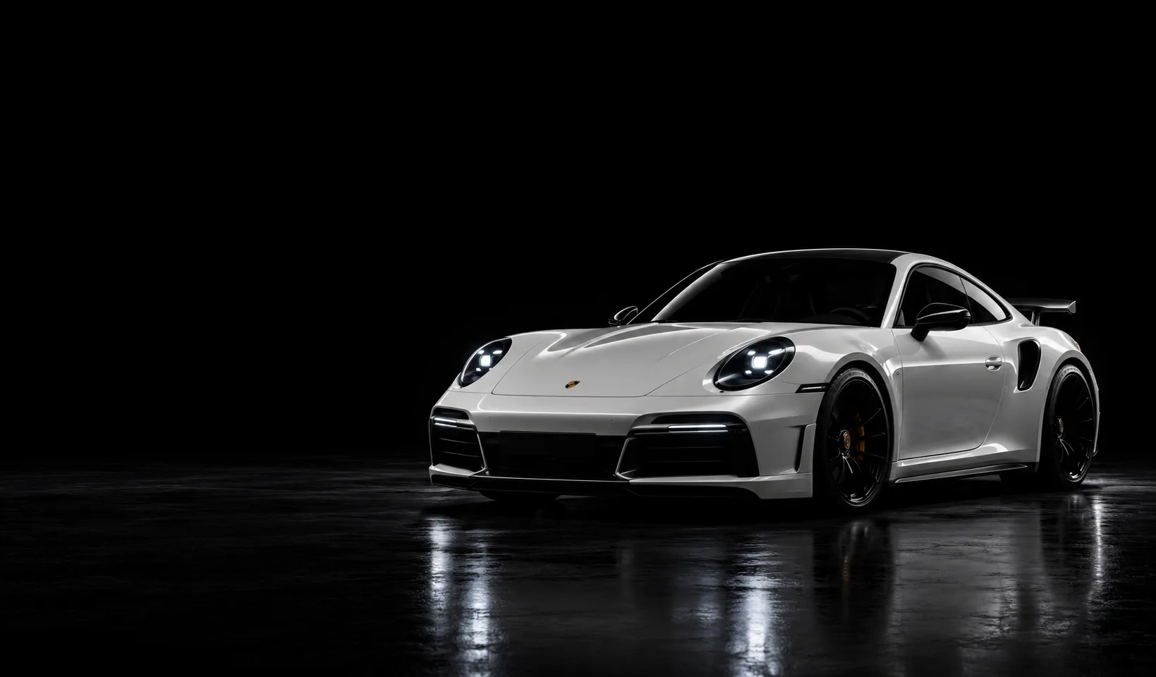 Hvit Porsche 911 med blank lakk i et mørkt studio